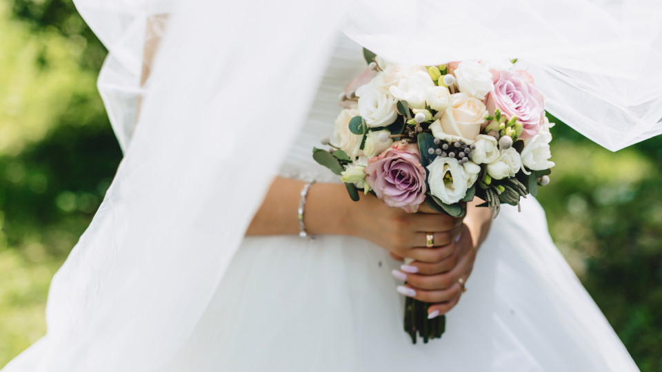Pr&egrave;s de Lyon : un maire c&eacute;l&egrave;bre un mariage sans les invit&eacute;s, laiss&eacute;s dehors apr&egrave;s des rod&eacute;os urbains