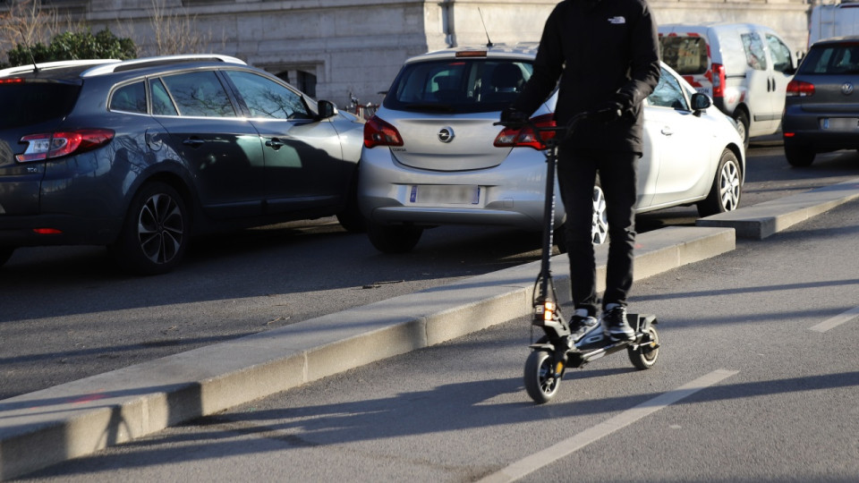 Pr&egrave;s de Lyon : il vole une trottinette puis termine &agrave; l'h&ocirc;pital apr&egrave;s une lourde chute