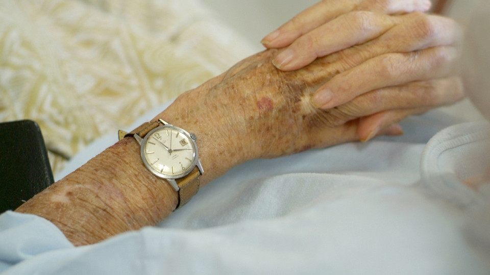 Pr&egrave;s de Lyon : une femme de 99 ans agress&eacute;e et d&eacute;pouill&eacute;e chez elle par trois individus