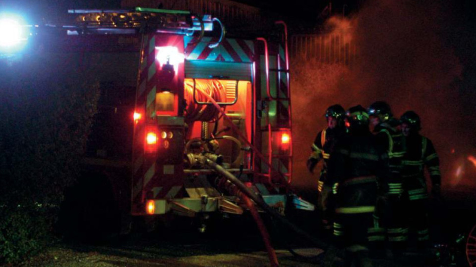 Incendie dans un entrep&ocirc;t &agrave; Rillieux-la-Pape : une quarantaine de pompiers mobilis&eacute;s en pleine nuit