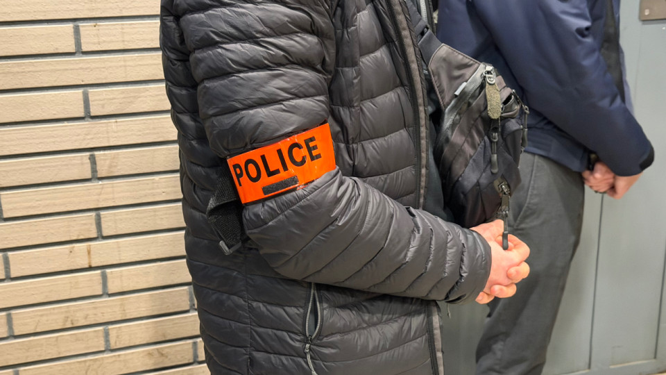 Coup de filet &agrave; Bron : cannabis, coca&iuml;ne et arme de guerre saisis par la BAC