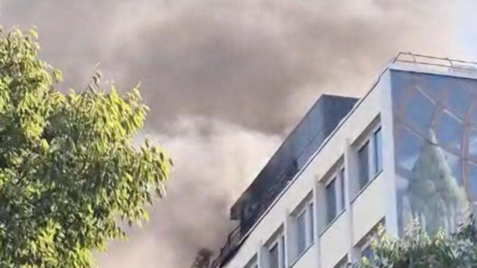Lyon : un spectaculaire incendie sur le toit d&rsquo;un immeuble pr&egrave;s de Jean-Mac&eacute;