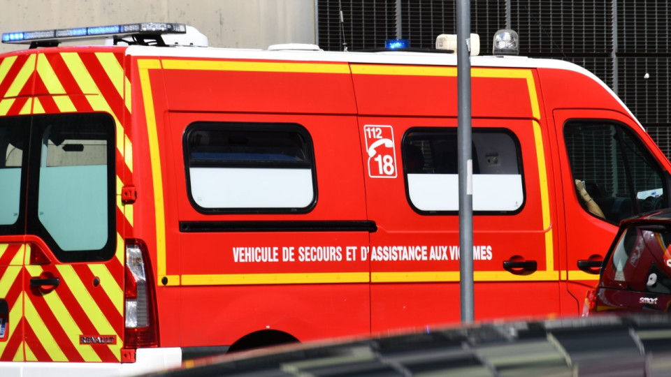 Pr&egrave;s de Lyon : &agrave; trottinette, un homme mortellement percut&eacute; par une voiture qui venait de griller un feu rouge
