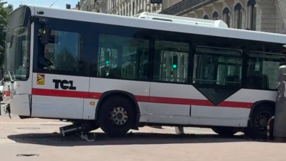 Un bus TCL s&rsquo;encastre sur un poteau en plein centre-ville de Lyon