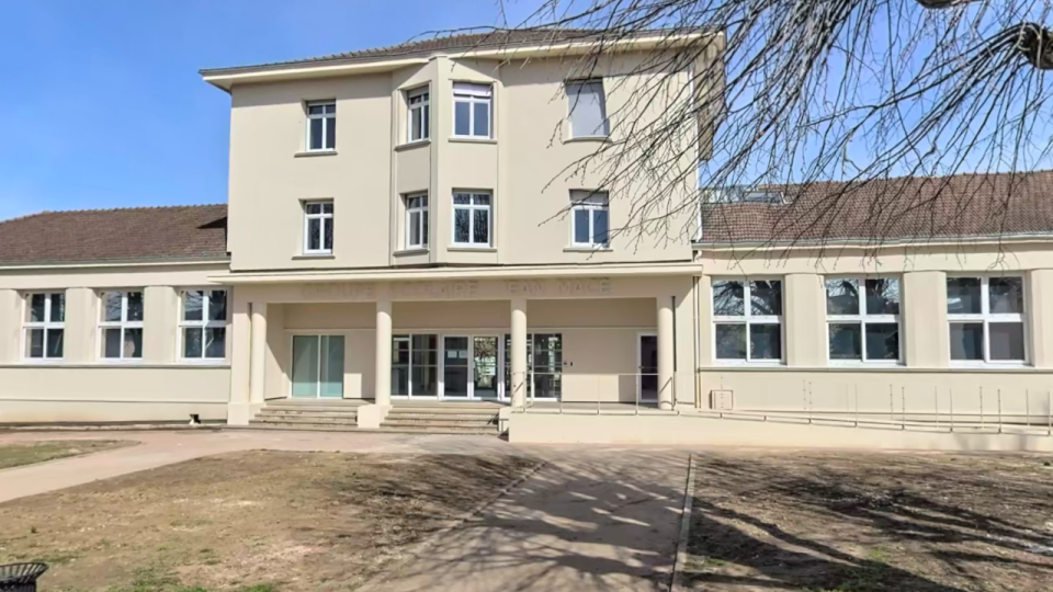 Une vingtaine d'enfants tombent malades apr&egrave;s le d&eacute;jeuner : importante op&eacute;ration de secours dans une &eacute;cole pr&egrave;s de Lyon