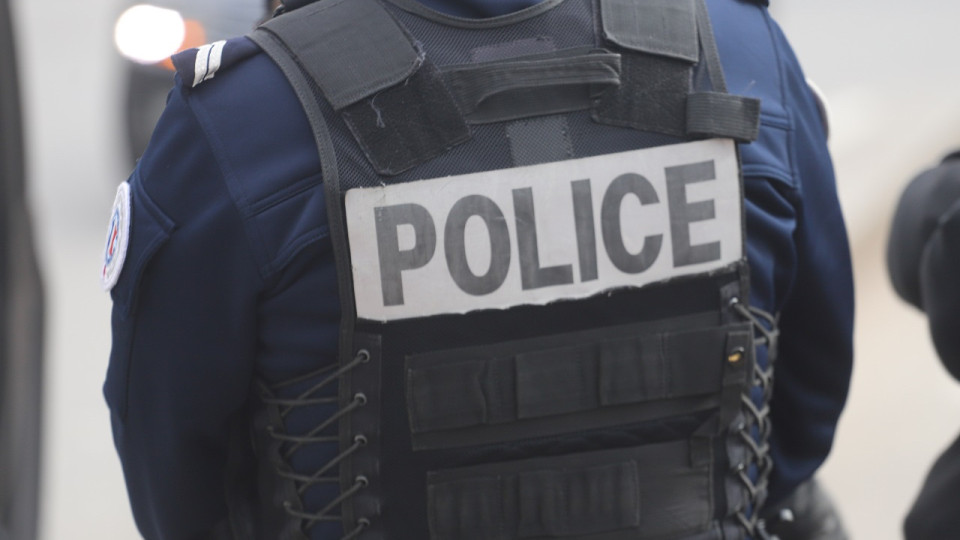 Villefranche-sur-Sa&ocirc;ne : une bijouterie attaqu&eacute;e &agrave; la voiture-b&eacute;lier, les auteurs en fuite