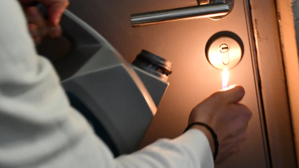 Porte incendi&eacute;e, immeuble &eacute;vacu&eacute; : nouvel &eacute;pisode inqui&eacute;tant &agrave; D&eacute;cines