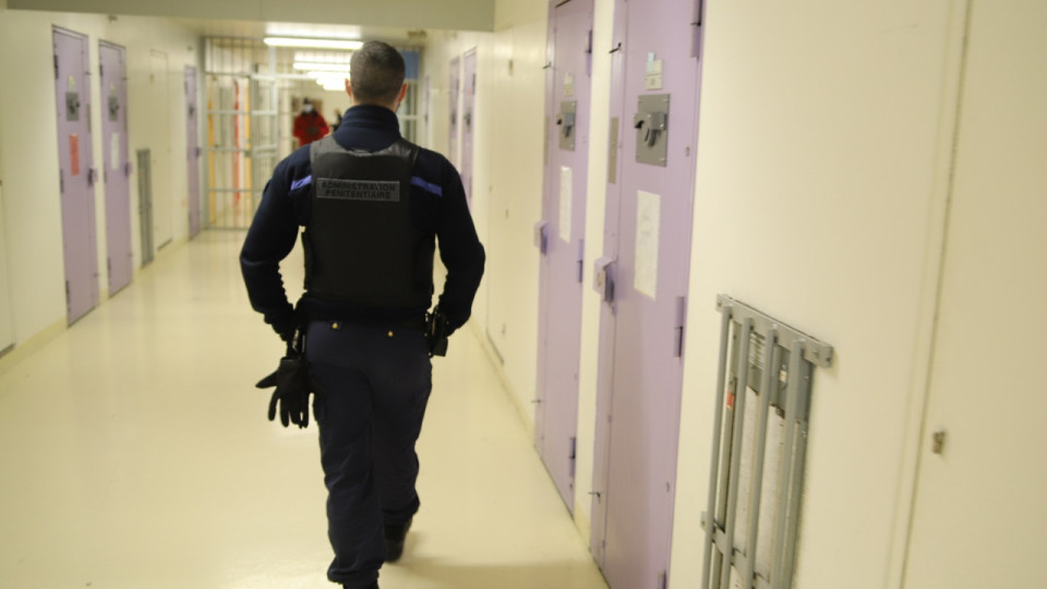 Pr&egrave;s de Lyon, un d&eacute;tenu attaque un surveillant avec un stylo : l'agent vis&eacute; au cou