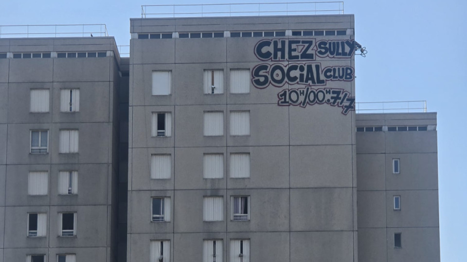 &Agrave; V&eacute;nissieux, ce point de deal ne se cache plus : un immense tag appara&icirc;t au sommet d'une tour