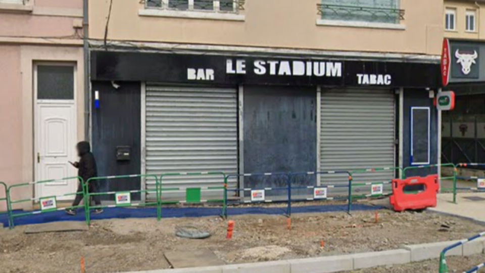Des clients &agrave; l'int&eacute;rieur, un bar vis&eacute; par une rafale de tirs pr&egrave;s de Lyon : ce que l'on sait