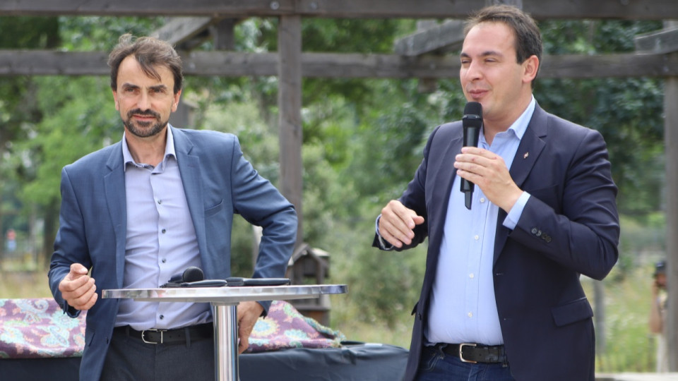 Gr&eacute;gory Doucet en baskets pour un d&eacute;placement avec le pr&eacute;fet : Pierre Oliver critique puis se fait reprendre de vol&eacute;e
