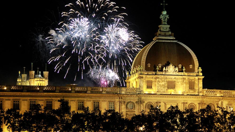 Risques d'incendies : les feux d'artifices interdits dans le Rh&ocirc;ne par arr&ecirc;t&eacute; pr&eacute;fectoral, le spectacle maintenu &agrave; Lyon
