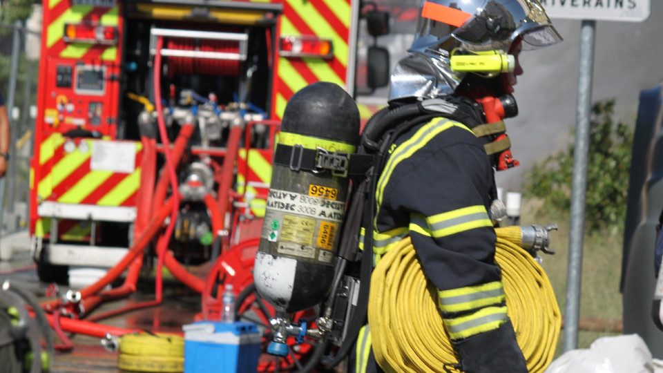 Un incendie ravage un champ pr&egrave;s de Lyon, d'importants moyens d&eacute;ploy&eacute;s pour stopper les flammes