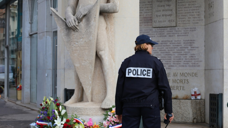 Vandalisme place Bellecour : le Veilleur de Pierre cibl&eacute;, la col&egrave;re du maire de Lyon
