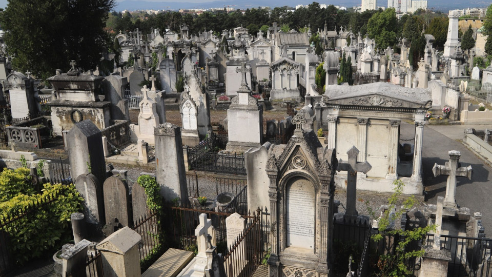 Le corps d'une femme d&eacute;couvert dans un cimeti&egrave;re &agrave; Lyon