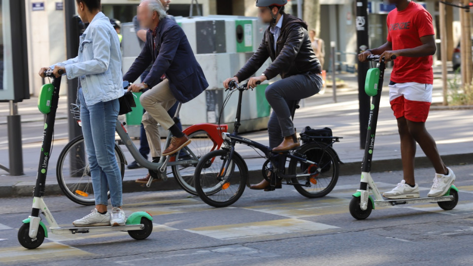 Trottinettes &eacute;lectriques &agrave; Lyon : les traumatismes cr&acirc;niens explosent chez les adolescents, les m&eacute;decins tirent la sonnette d'alarme