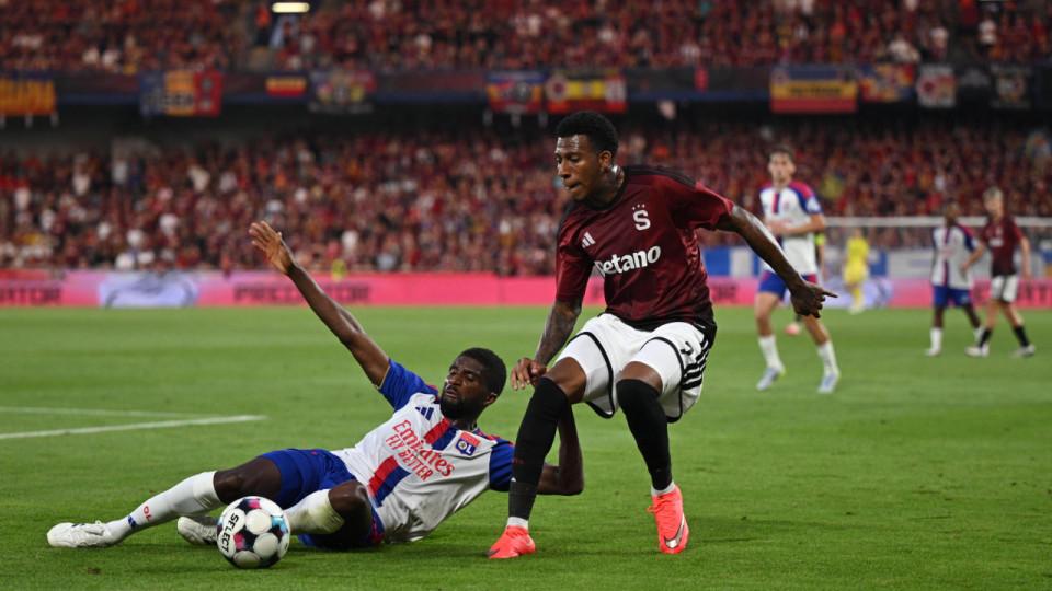 L&rsquo;OL s&rsquo;incline &agrave; Prague apr&egrave;s un penalty rat&eacute; et une tactique trop d&eacute;fensive