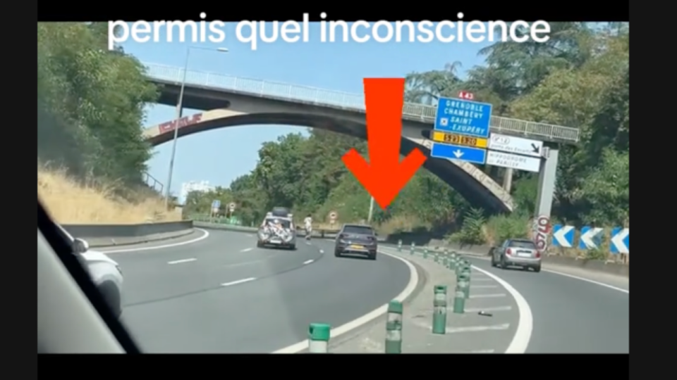 Sc&egrave;ne surr&eacute;aliste &agrave; Lyon : une trottinette circule sur le p&eacute;riph&eacute;rique limit&eacute; &agrave; 70 km/h