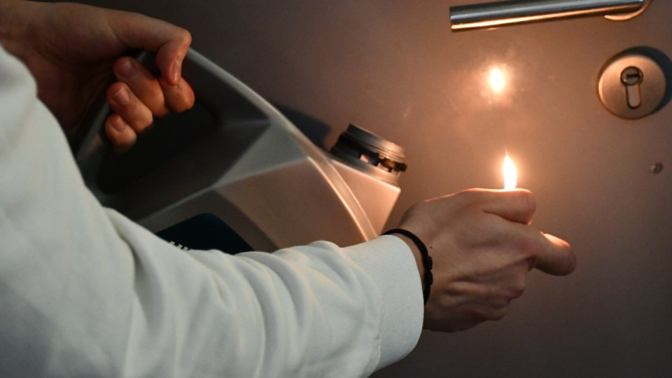 Trois voitures incendi&eacute;es au sud de Lyon : &agrave; peine repartis, les pompiers doivent revenir pour une porte d'appartement