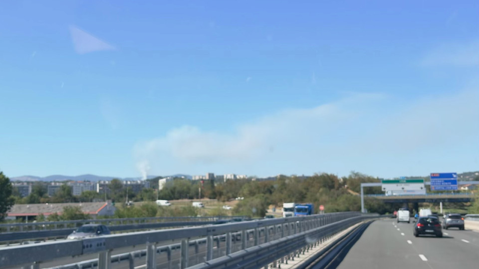 Un feu de broussailles se propage pr&egrave;s de Lyon : une vingtaine d&rsquo;engins de pompiers mobilis&eacute;s
