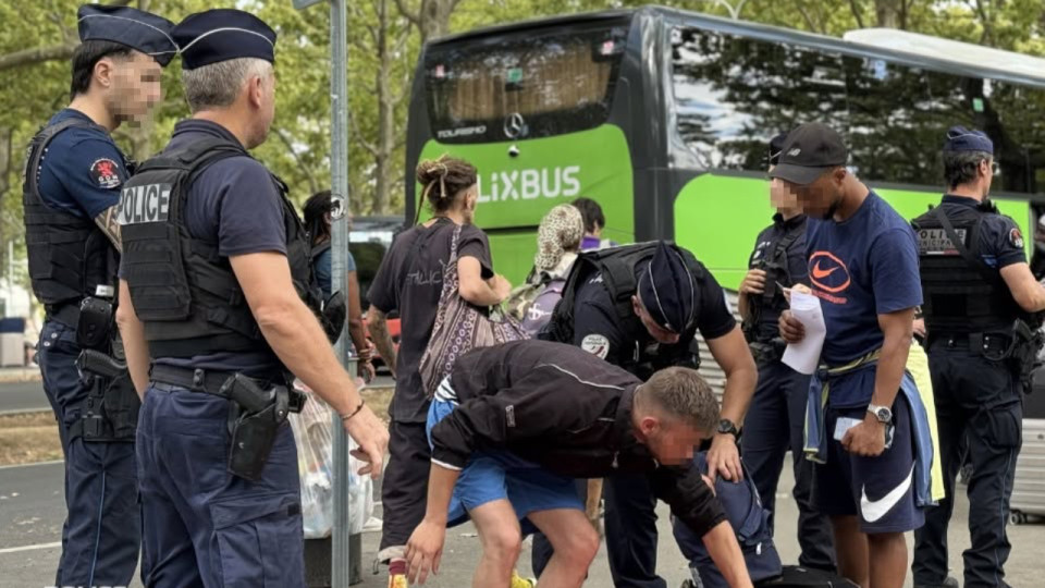 Lyon : ils volent un sac dans la soute d&rsquo;un car &agrave; Gerland, un suspect rattrap&eacute; en pleine fuite