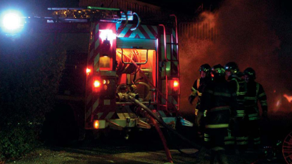 Un important incendie &eacute;clate dans une entreprise pr&egrave;s de Lyon :&nbsp;56 pompiers mobilis&eacute;s et une route coup&eacute;e