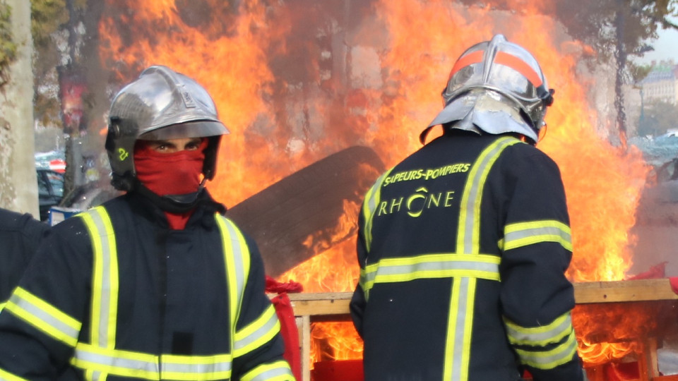 Pr&egrave;s de Lyon : important incendie dans une entreprise de d&eacute;chets, les habitants appel&eacute;s &agrave; fermer leurs fen&ecirc;tres