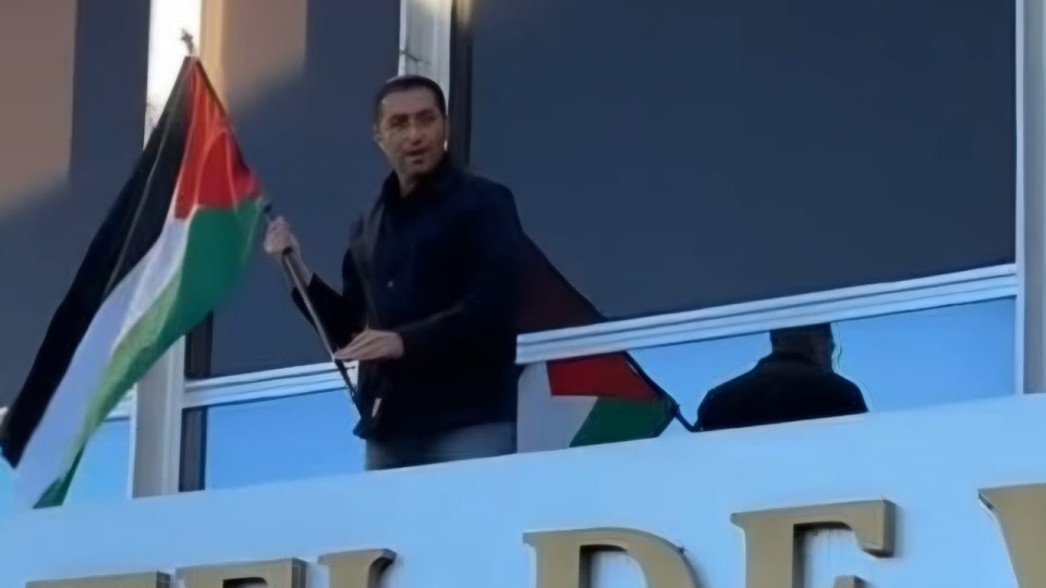 V&eacute;nissieux : le maire LFI Idir Boumertit installe un drapeau de la Palestine... pour combien de temps ?