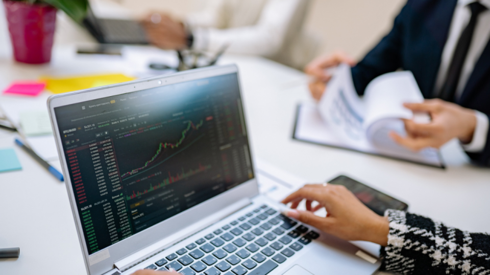 Du tableur au robot de trading : que d&eacute;cide encore l&rsquo;humain quand un algorithme passe les ordres ?