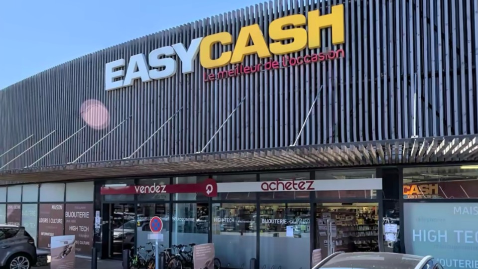 Braquage pr&egrave;s de Lyon : deux hommes arm&eacute;s d&eacute;barquent dans un Easy Cash et s&rsquo;enfuient en scooter