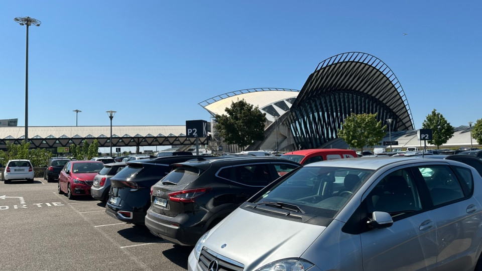 A&eacute;roport Lyon-Saint-Exup&eacute;ry : de retour de vacances, ils retrouvent leur Clio sur des parpaings