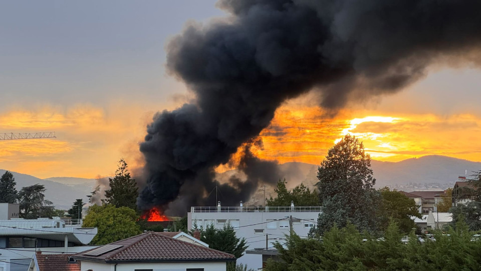 Pr&egrave;s de Lyon : un violent incendie ravage une salle communale, plus de 50 pompiers mobilis&eacute;s