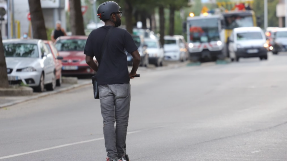 Trottinettes &eacute;lectriques &agrave; Lyon : casque et gilet r&eacute;fl&eacute;chissant obligatoires d&egrave;s ce lundi