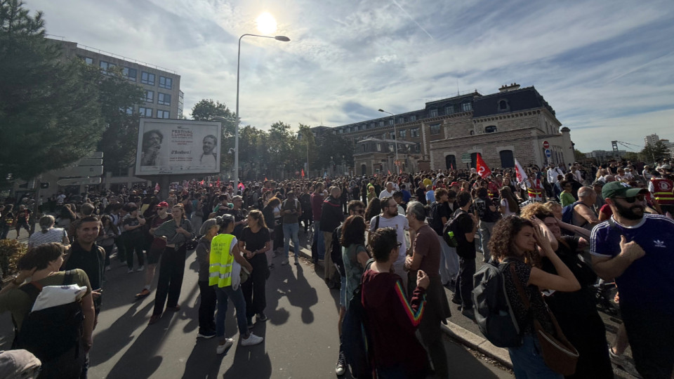Gr&egrave;ve &agrave; Lyon : le cort&egrave;ge s&rsquo;&eacute;lance, environ 5 000 personnes dans la rue