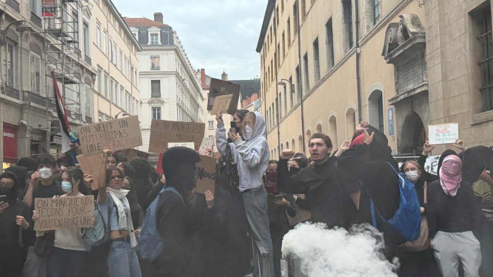 Mobilisation &agrave; Lyon : la fa&ccedil;ade d'un lyc&eacute;e incendi&eacute;e, tirs de mortiers, coll&eacute;gien bless&eacute;&hellip; la matin&eacute;e d&eacute;marre sous tension