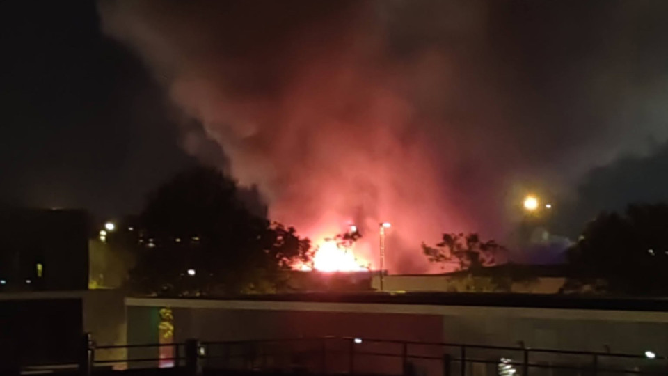 Impressionnant incendie pr&egrave;s de Lyon : d&rsquo;immenses flammes d&eacute;vorent un garage en pleine nuit