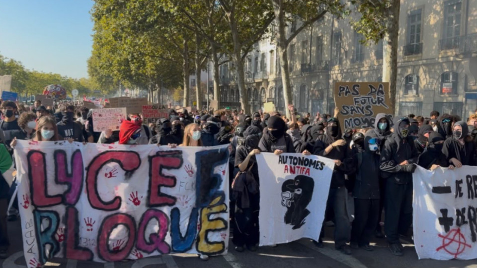 Mobilisation lyc&eacute;enne &agrave; Lyon : 20 000 manifestants, 11 bless&eacute;s lors d'incidents en marge du cort&egrave;ge
