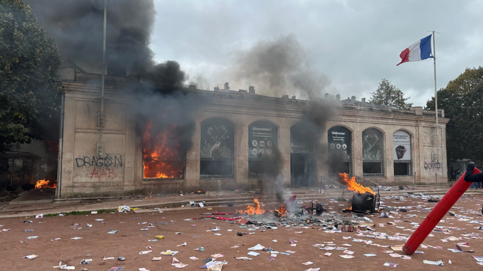Lyon : black blocs et gilets jaunes s&egrave;ment le chaos, l&rsquo;office de tourisme d&eacute;truit par un incendie