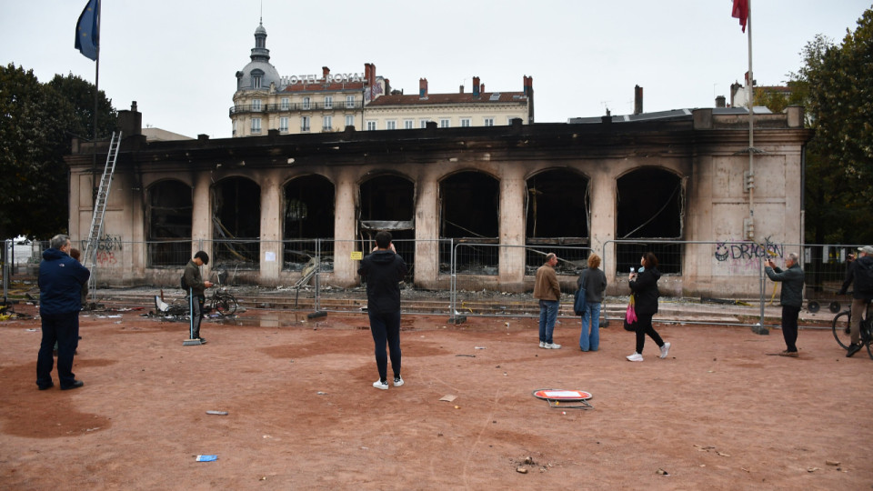 Lyon : le toit de l'Office du tourisme incendi&eacute; le 17 octobre menace de s'effondrer, sa d&eacute;molition programm&eacute;e