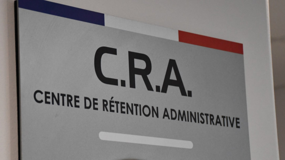 Pr&egrave;s de Lyon : des militants d&rsquo;ultra-gauche aux abords du centre de r&eacute;tention, la police intervient