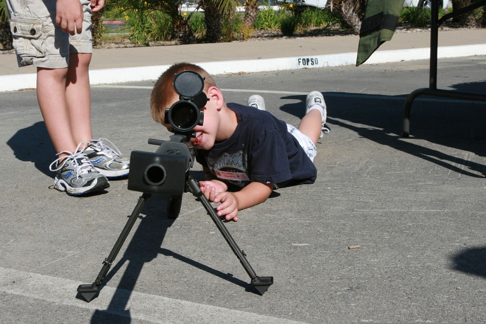 Beaujolais : le père divorcé fait jouer sa fille avec des armes