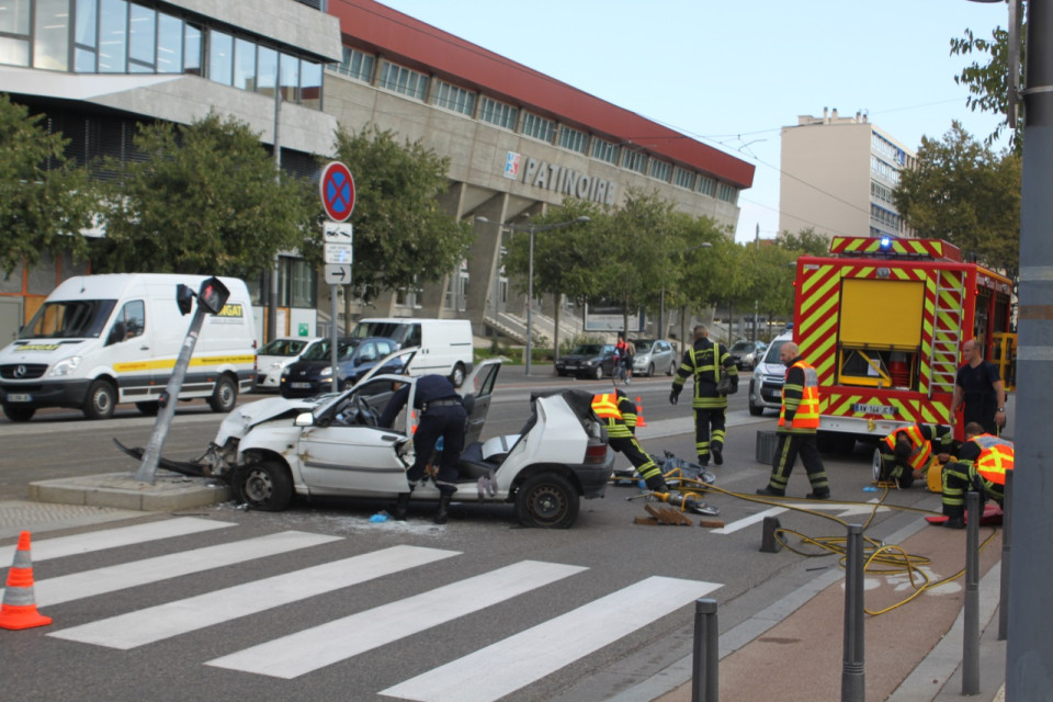 Confluence : un homme perd le contrôle de son véhicule et termine contre un poteau