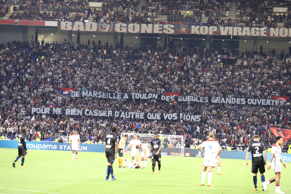 OL-OGCN : Les supporters déploient des banderoles contre Genesio et Aulas