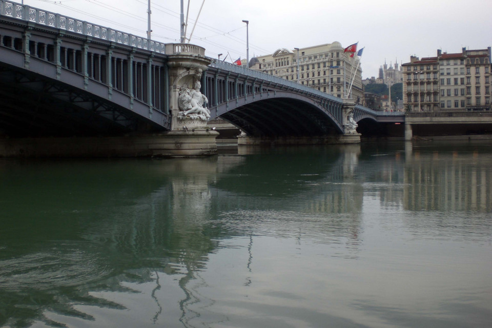 Il agresse les policiers qui lui ont porté secours