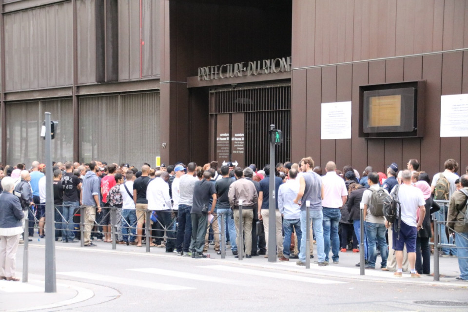 Lyon : des colliers de fleurs contre les files d'attente à la Préfecture