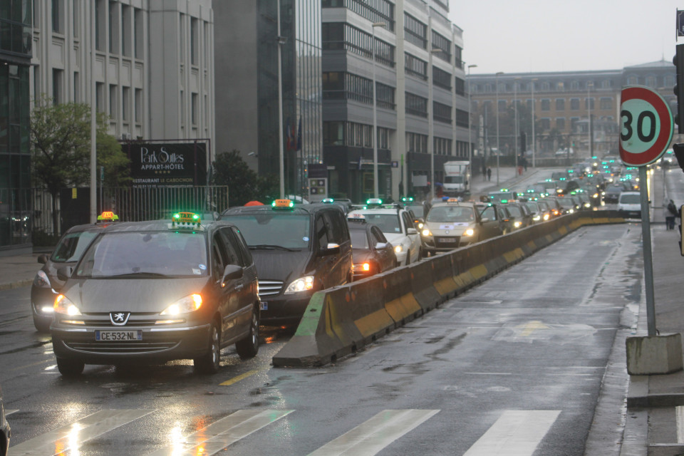 Le gouvernement fait marche arrière face à la colère des taxis
