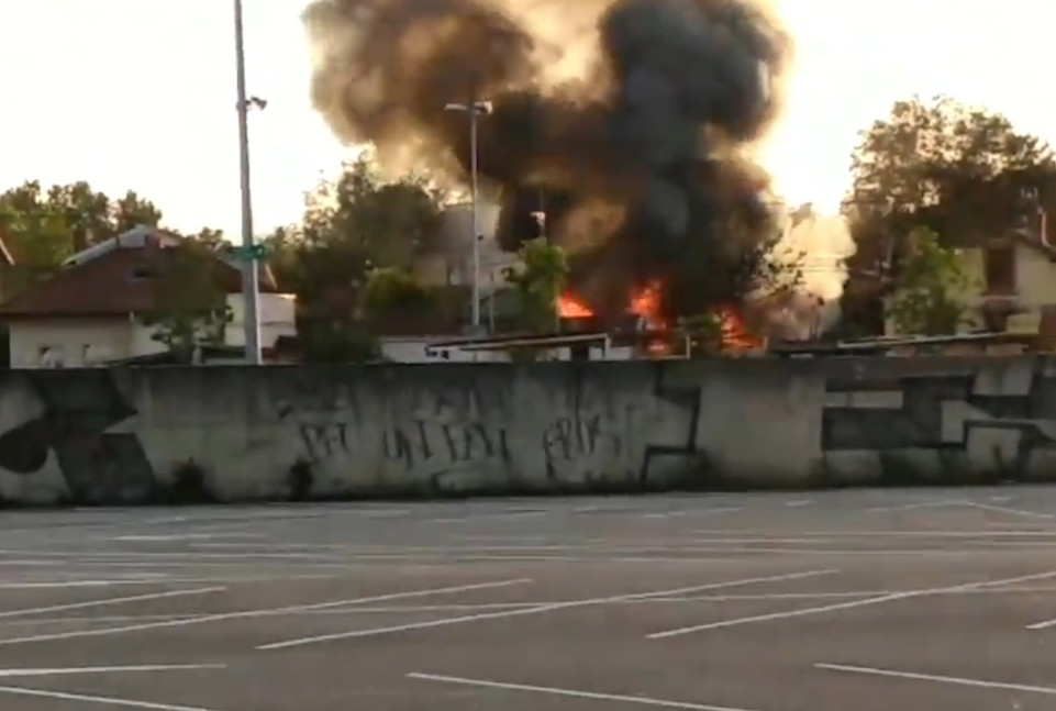 Vaulx-en-Velin : un feu de cabanon provoque une &eacute;paisse fum&eacute;e au-dessus de l&rsquo;agglom&eacute;ration