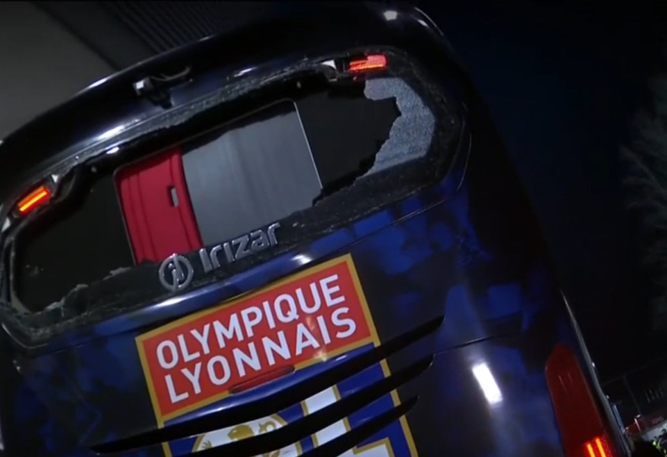 Le bus de l’OL endommagé après une mauvaise manoeuvre du chauffeur à Bourg-en-Bresse