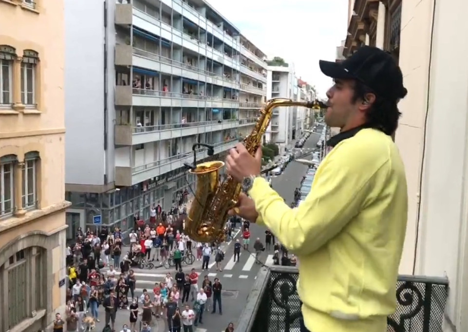 Lyon : pour son dernier live, Sandy Sax crée un attroupement monstre au pied de son balcon