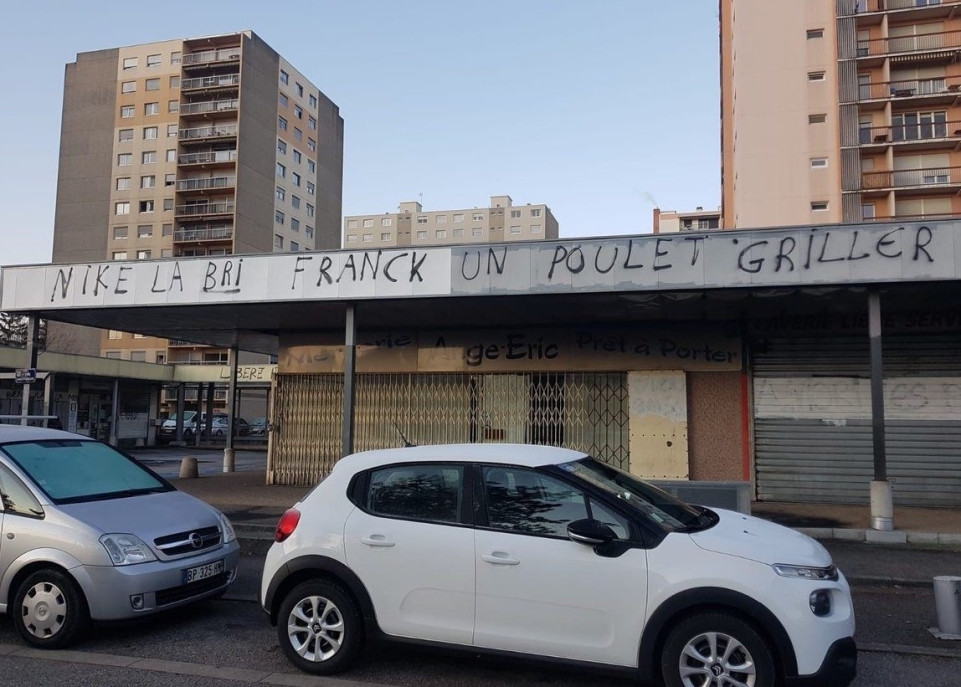 Policier tué à Bron : des tags insultants découverts dans le quartier de Terraillon